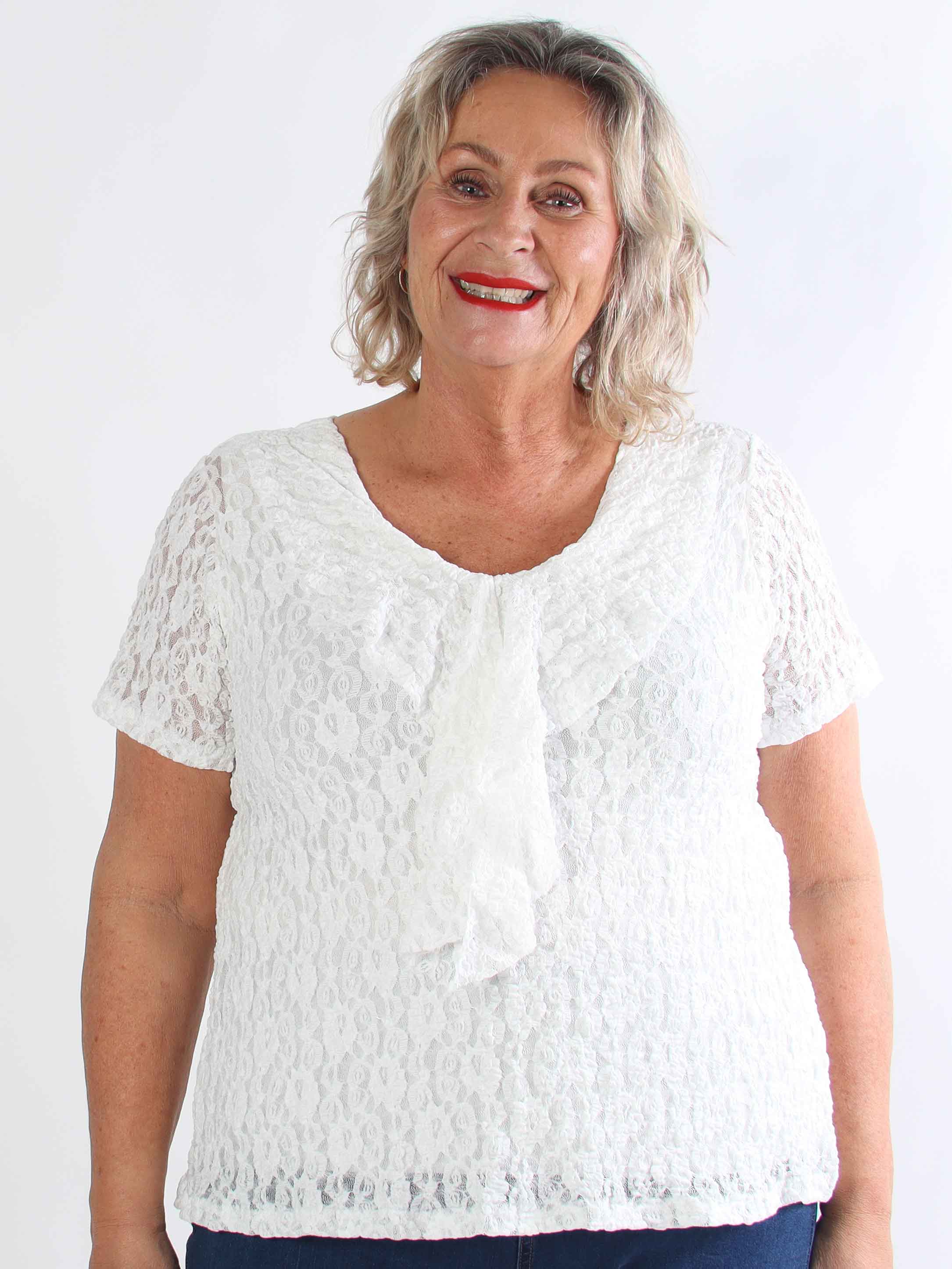 Ventura - Sød plus size tunika i blød elastisk blonde med fin flæsekant